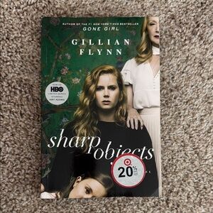Sharp Objects by Gillian Flynn Paperback